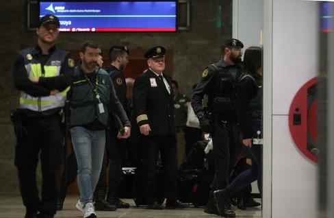 El piloto del vuelo Air Canad (c) abandona la Sala Lozoya, localizada en la Terminal 1 del Aeropuerto Madrid-Barajas