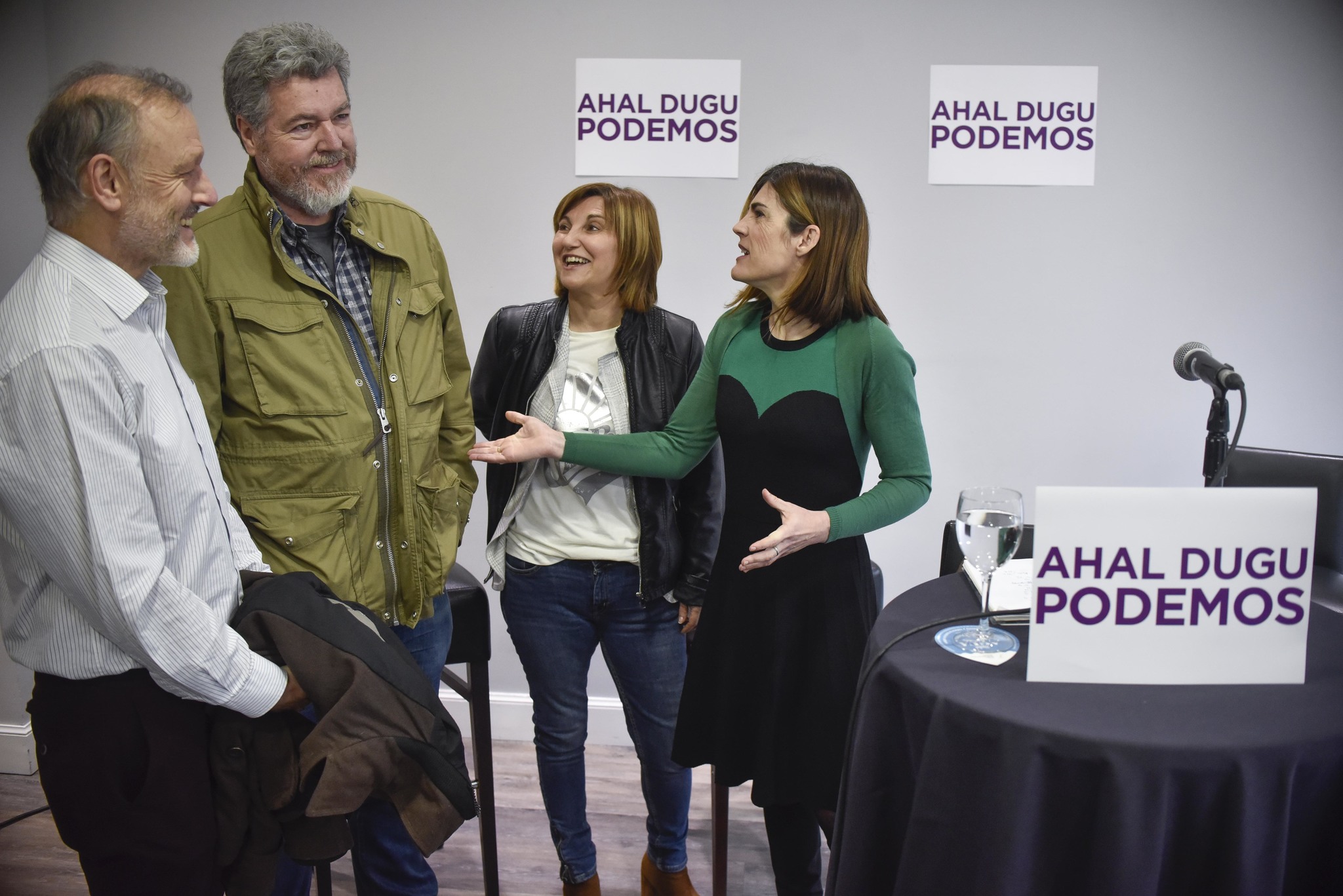 Roberto Uriarte, Lpez de Uralde, Pilar Garrido y Miren Gorrotxategi charlan en la sede de Podemos en Bilbao.