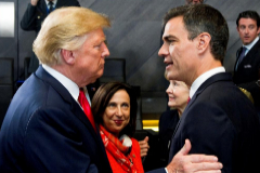 El presidente de EEUU, Donald Trump (izqda.), y el presidente espaol, Pedro Snchez, se saludan en presencia de la ministra Margarita Robles, en una reunin de la OTAN, en 2018.