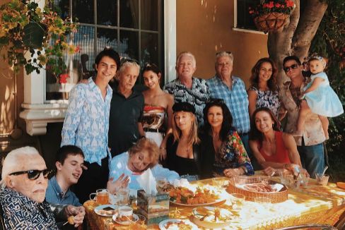 La ltima foto de la familia Douglas el pasado verano, en la casa de Beverly Hills de Michael y Katherine Z. Jones.