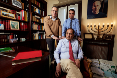 Jos Mara (sentado), Fernando (izquierda) y Rubn, en el bufete que abri su padre en San Sebastin. Al fondo, un retrato suyo. CARLOS GARCA POZO