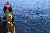 Unos jvenes logran rescatar a un hombre del mar tras caer con su coche por un acantilado
