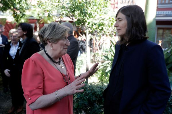 Ana Lluch y Mara Blasco conversan tras el acto de homenaje a Margarita Salas.