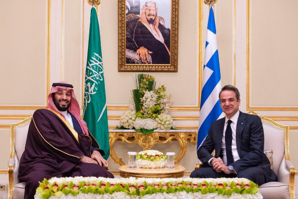 El prncipe heredero de Arabia Saud, Mohamed bin Salman (Izq.), se rene con el primer ministro griego Kyriakos Mitsotakis (Der.) en Riyadh.