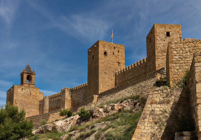 La Torre del Homenaje (al fondo) de la Alcazaba.