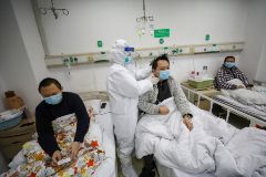 China cambia la forma de contar los casos de coronavirus  y las cifras se disparan