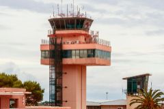 La torre de control del aeropuerto de Menorca, construida en 1968.