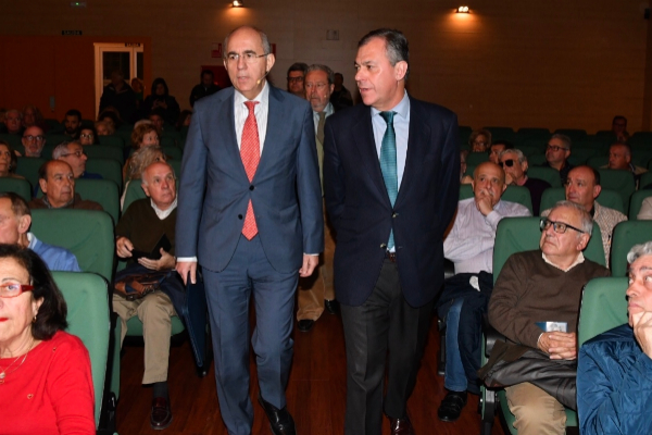 Francisco Rosell y el alcalde de Tomares, Jos Luis Sanz, a su llegada al Auditorio.
