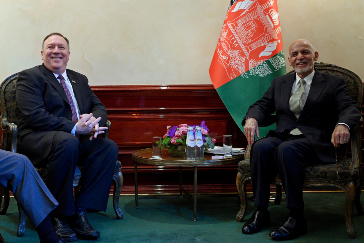 Mike Pompeo junto al presidente afgano Ashraf Ghani, en Mnich.