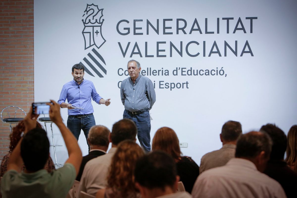El conseller de Educacin, Vicent Marz, y el secretario autonmico, Miguel Soler, durante una charla.