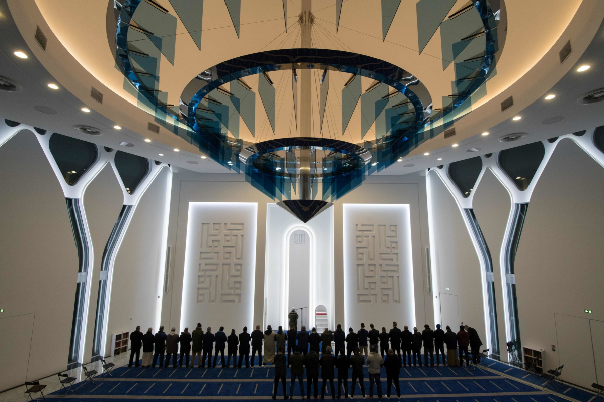 Rezos en la moderna mezquita del centro An-Nour en Mulhouse, Francia.