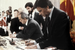 Fernando Morn, junto a Felipe Gonzlez en la firma de la adhesin de Espaa a la Comunidad Europea en 1985.