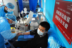 Un paciente curado dona sangre en Lianyungang.
