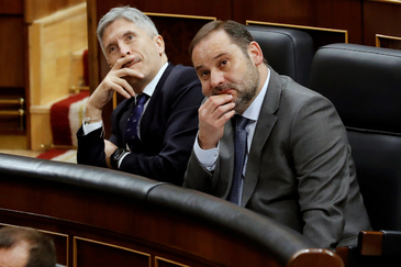 Los ministros de Interior y Transportes, Fernando Grande-Marlaska (izqda.) y Jos Luis balos, este mircoles, en el Congreso.