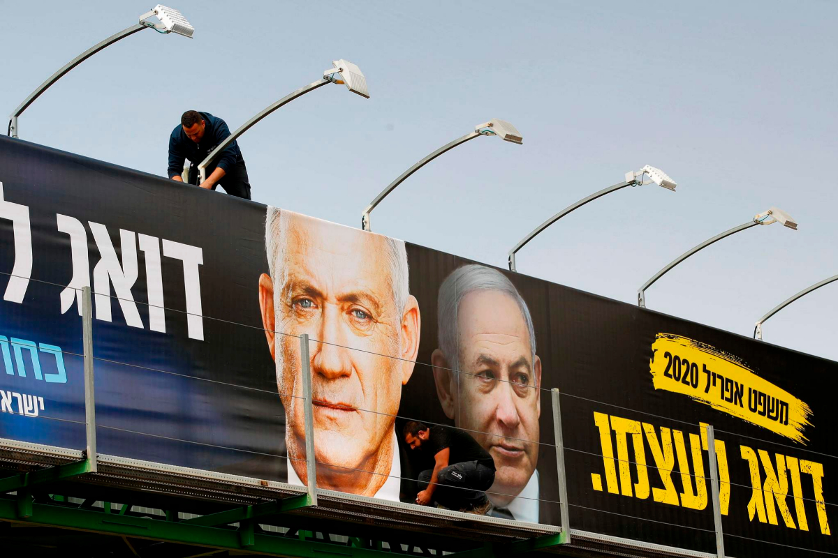 Carteles electorales con Benny Gantz y Benjamin Netanyahu en Jerusaln