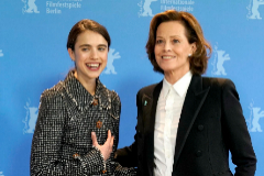 Berlin (Germany).- US actress lt;HIT gt;Sigourney lt;/HIT gt; Weaver and US actress Margaret Qualley (L) pose during the 'My Salinger Year' photocall during the 70th annual Berlin International Film Festival (Berlinale), in Berlin, Germany, 20 February 2020. The movie is presented in the Berlinale Special section at the Berlinale that runs from 20 February to 01 March 2020. (Cine, Alemania) EPA/