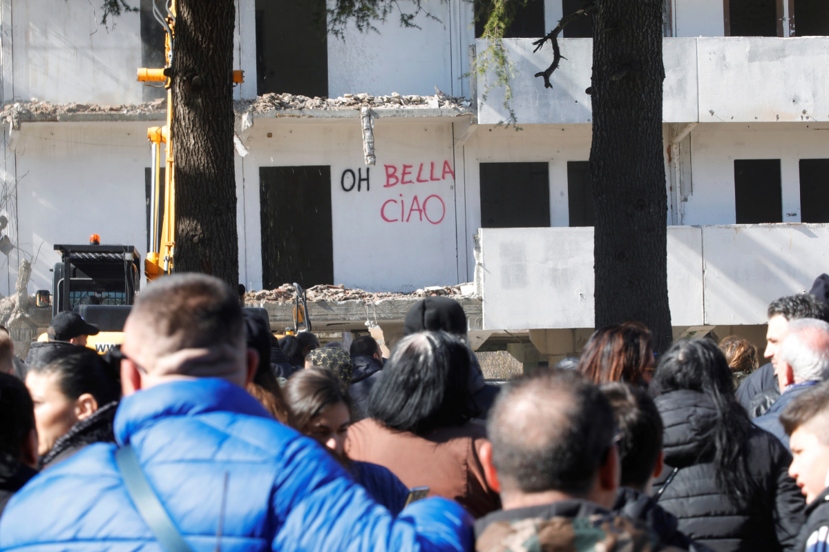 Vecinos napolitanos contemplan la demolicin.