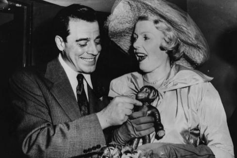 El actor Jack La Rue y su esposa, Edith von Rosenberg, juegan con un mono de peluche tras su segunda ceremonia de matrimonio.