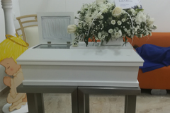 El atad blanco de Yodngel, muerto con dos meses, en Colombia.
