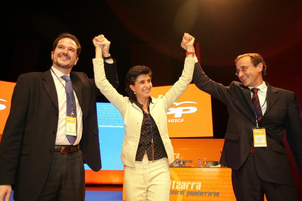 María San Gil celebra su proclamación como candidata a lehendakari en 2004 con Carlos Iturgaiz y Alfonso Alonso, entonces presidente del PP vasco y alcalde de Vitoria respectivamente.