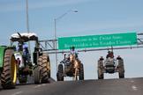 Agricultores sobre tractores entre Ciudad Jurez (Mxico) y El Paso (EEUU).