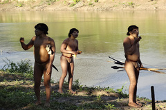 Tres nativos de una tribu no contactada, en el estado de Acre (Brasil).