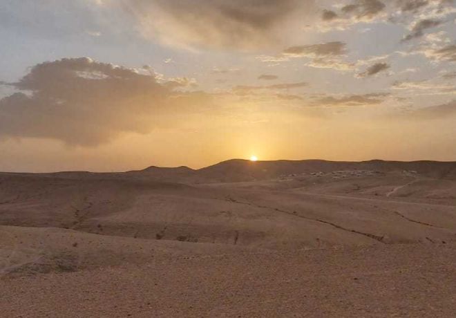 Puesta de sol en el desierto de Agafay.