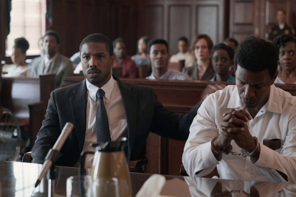 Bryan Stevenson (Michael B. Jordan) apoya en el juicio a Walter (Jamie Foxx).