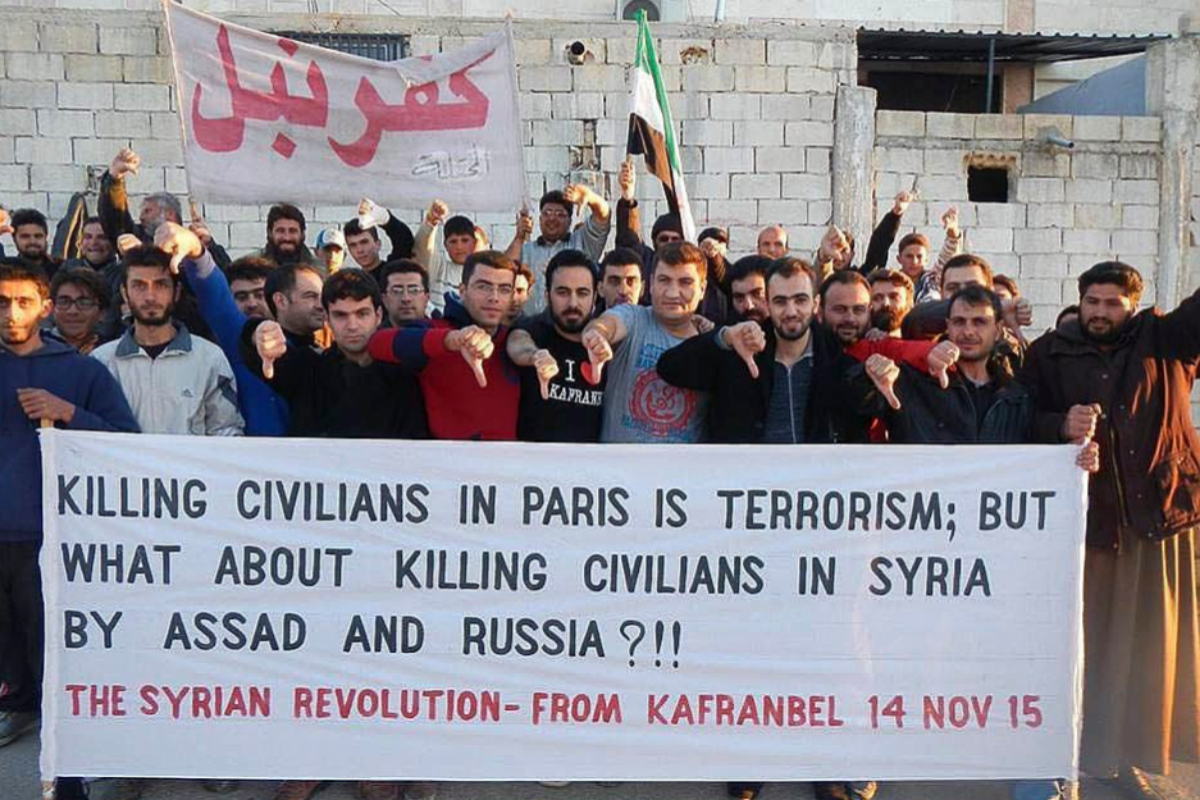 Raed Fares, junto a varios habitantes de Kafranbel, en 2015.