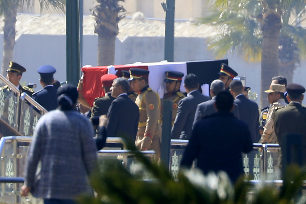 Militares egipcios portan el atad de Mubarak, esta mircoles en El Cairo.