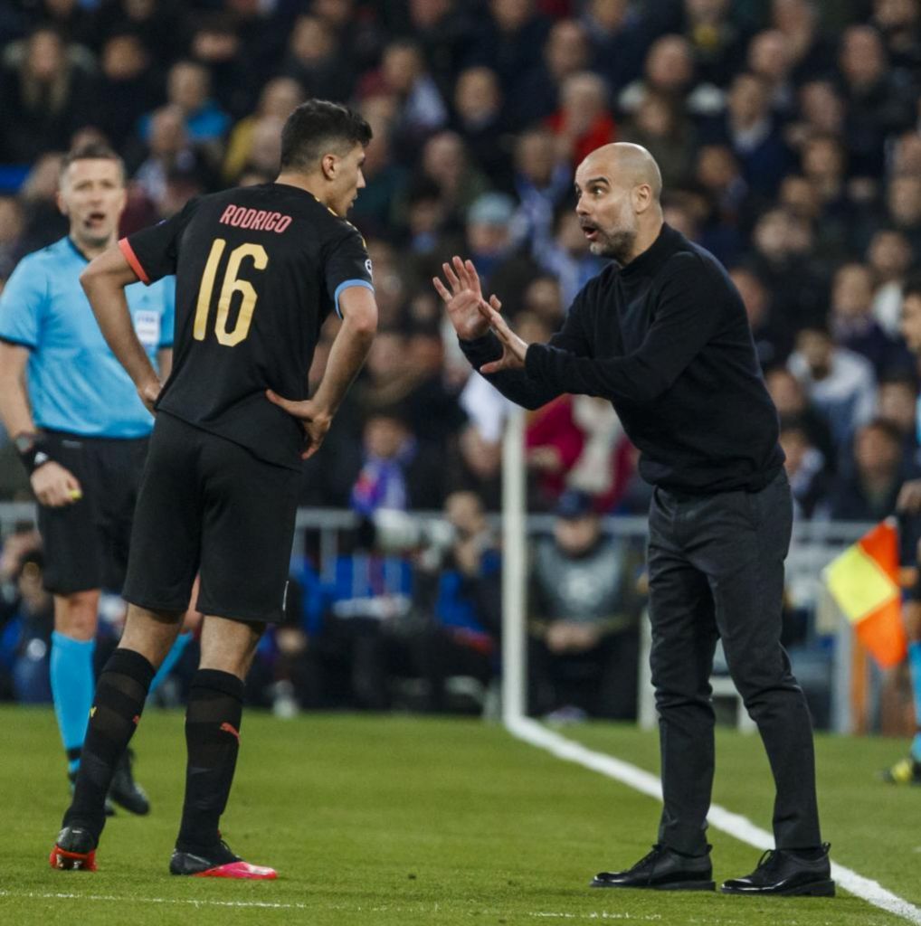 Guardiola le da indicaciones a Rodrigo durante el partido de Champions entre el City y el Real Madrid.