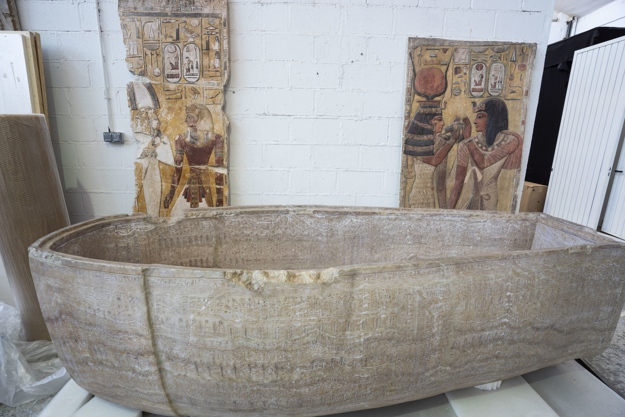El sarcfago y dos paneles de la cmara funeraria de Seti I.