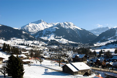 Paisaje nevado de un pueblo suizo.