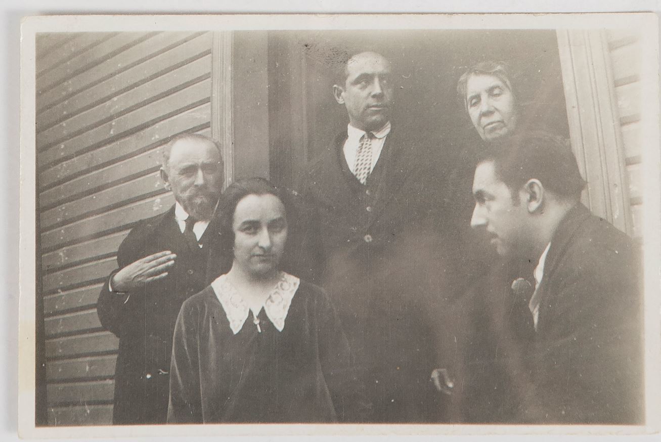 Pablo Neruda con sus padres.