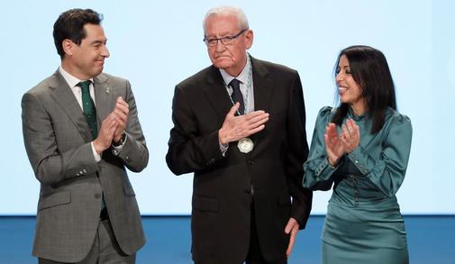 Juanma Moreno y Marta Bosquet, junto a Rafael Escuredo, medalla de Andaluca Manuel Clavero.
