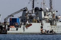 Personal del barco de rescate de la Armada 'Neptuno' iza restos del avin que se estrell ayer frente a las costas de La Manga.