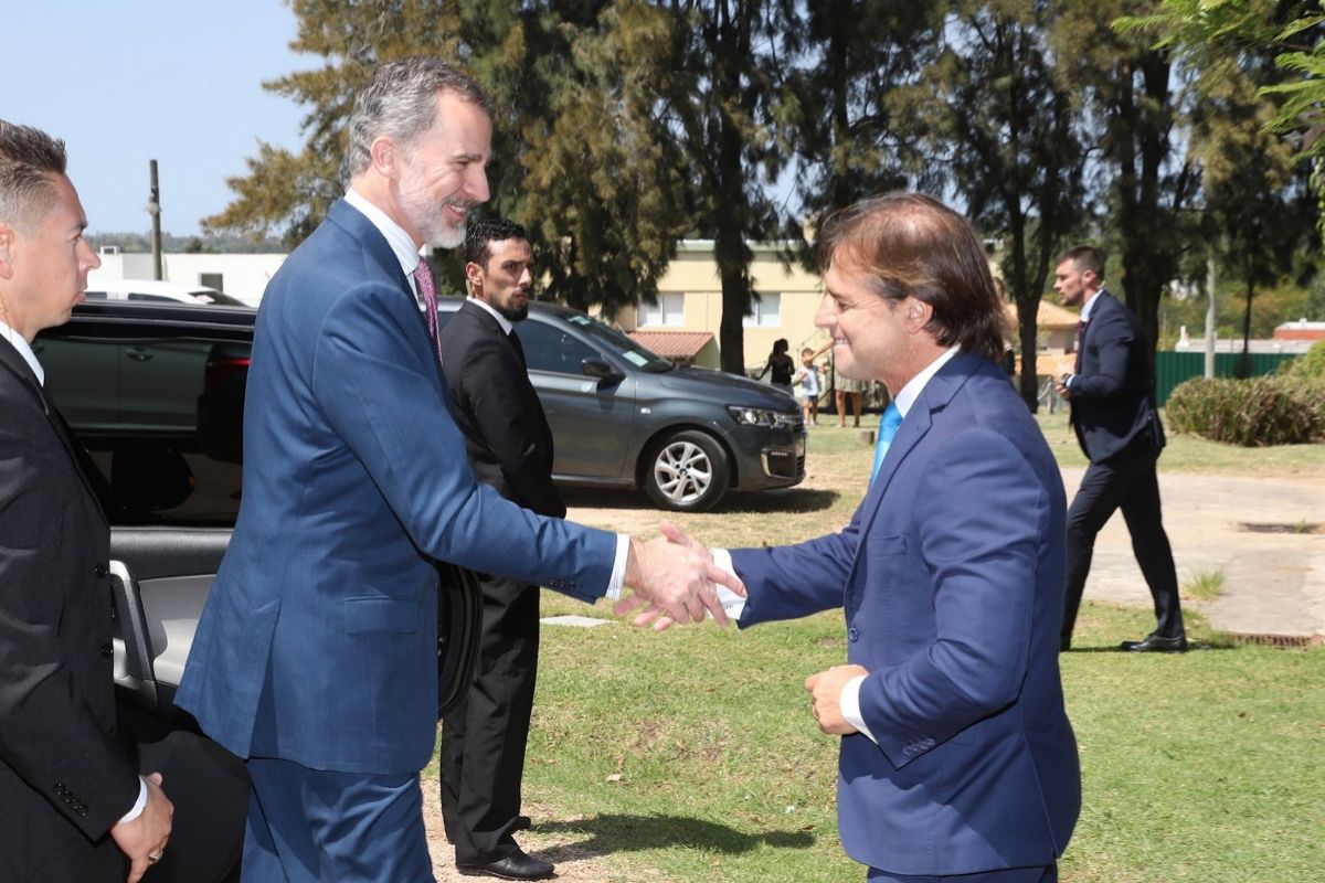 El Rey Felipe VI saluda a Luis Lacalle Pou, hoy, en Montevideo.