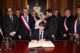 Puigdemont firma en el libro de honor del Ayuntamiento de Perpin.