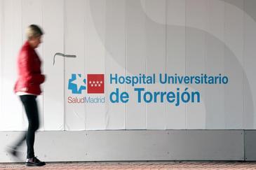 Una mujer camina frente al Hospital de Torrejn, en Madrid.