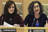 La presidenta de la AIReF, Cristina Herrero (i), y la ministra de Hacienda, Mara Jess Montero.