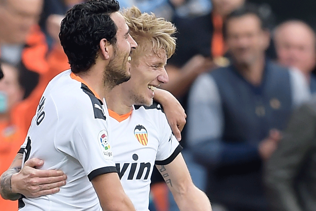 Wass abraza a Parejo tras marcar el segundo gol que daba al Valencia...
