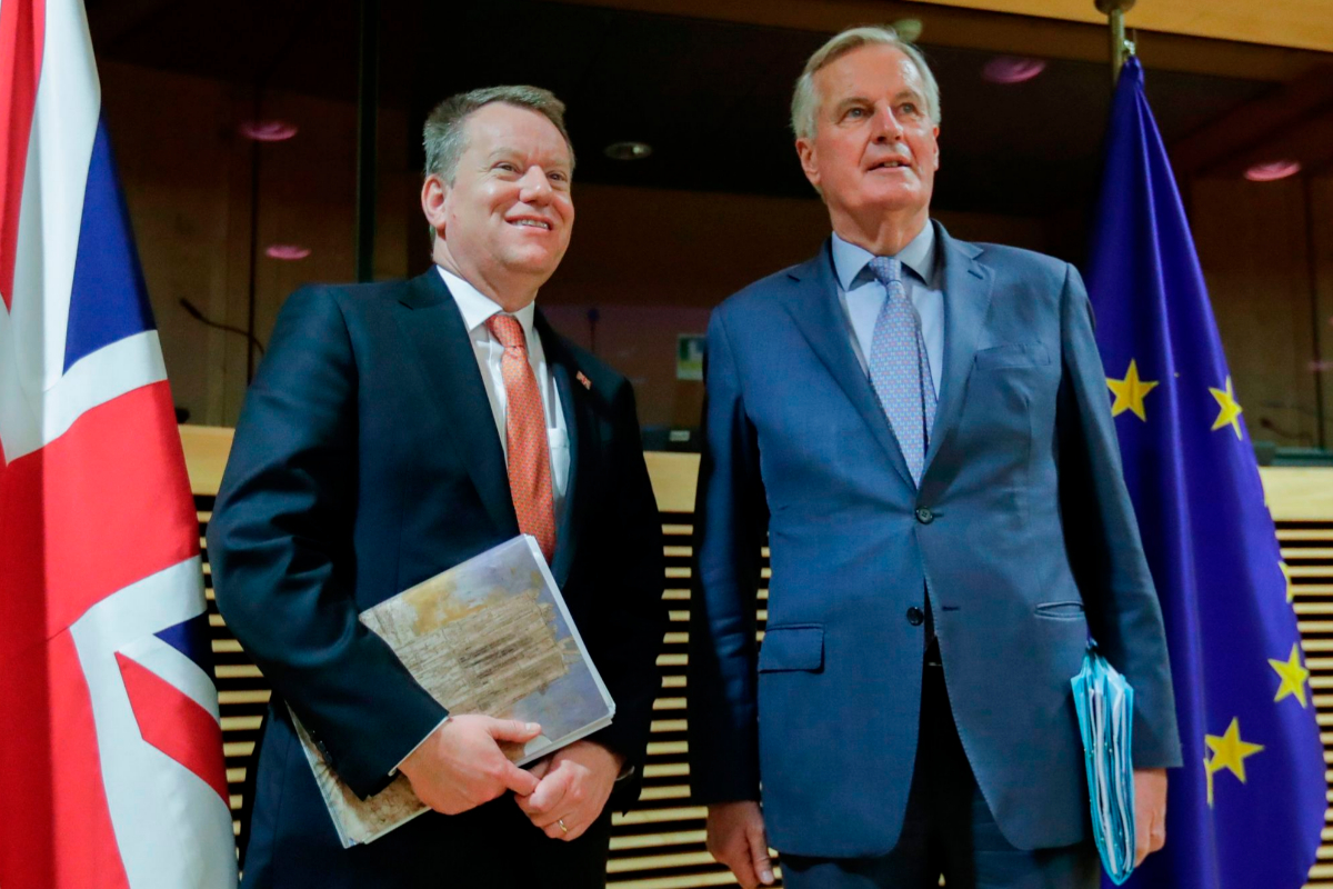 David Frost (Izq.) y Michel Barnier (Der.) posan antes de la sesión de negociación celebrada hoy en Bruselas.