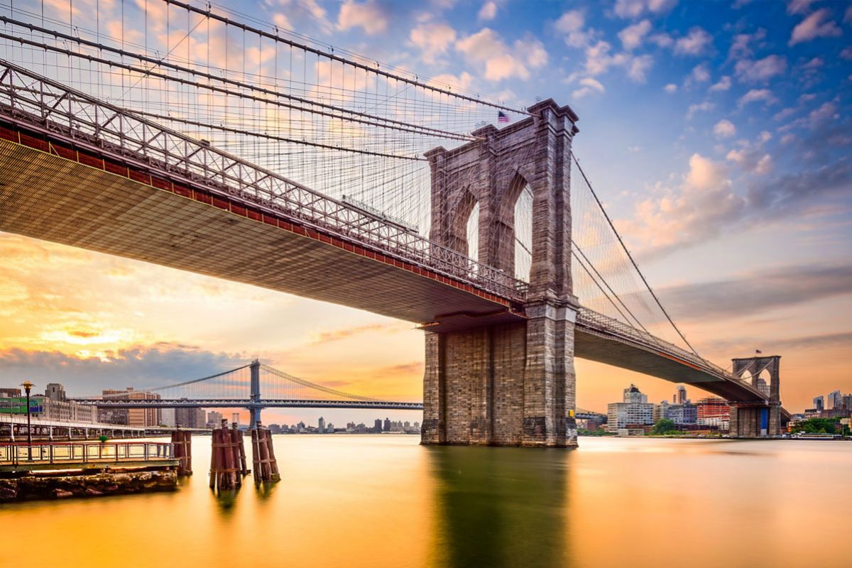 Su monumento incomparable es el puente de Brooklyn.
