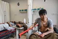 Refugiados heridos de bala, en el hospital de Trakya, en Turqua.