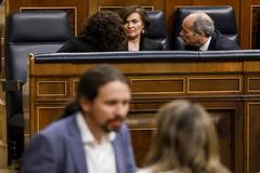 Pablo Iglesias, con Carmen Calvo y Juan Carlos Campo al fondo, en el Congreso.