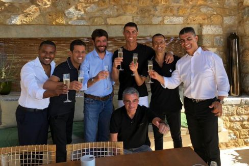 Cristiano Ronaldo celebra junto a su representante, Jorge Mendes, otros trabajadores de la agencia Gestifute, como Joao Camacho y Valdir, y el abogado Paulo Rendeiro el traspaso a la Juventus, club que preside Andrea Agnelli (a la derecha del futbolista).