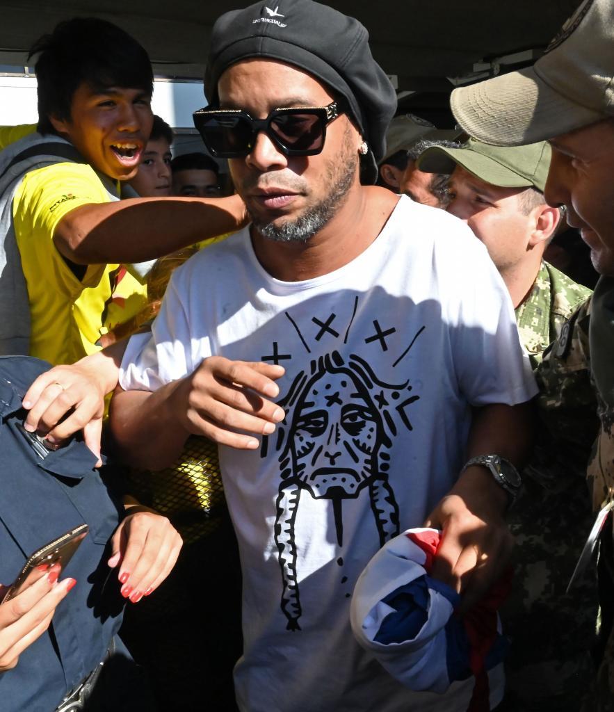 El ex futbolista brasileo Ronaldinho en el aeropuerto de Asuncin.