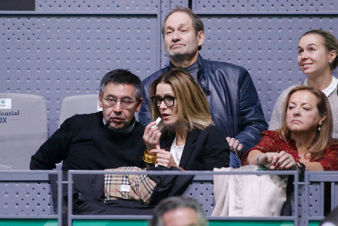 Josep Maria Bartomeu junto a Gemma de Vicente, su nueva pareja, en uno de los partidos de la Copa Davis celebrada en la Caja Mgica de Madrid