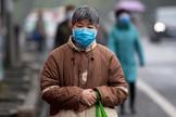 Una mujer con una mascarilla para protegerse del coronavirus en la ciudad china de Jiujiang.