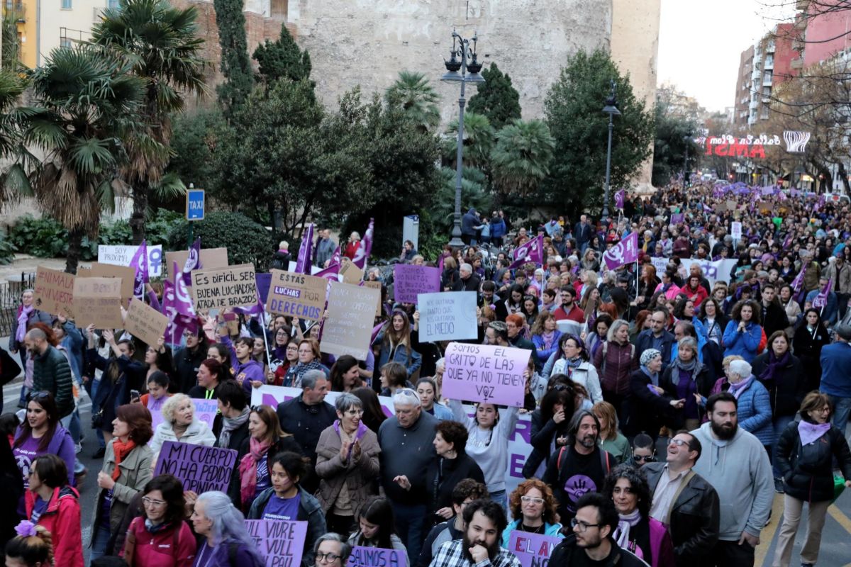 Miles de mujeres claman en Valencia contra el machismo y el acoso ...